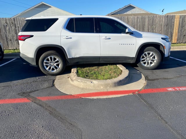 Another parking sh!tpost. Let's try and park correctly, please. I believe in you. :)