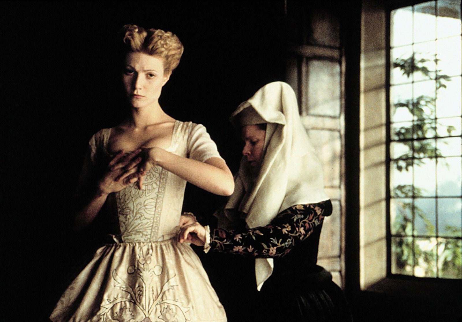 Gwyneth Paltrow and Imelda Staunton in Shakespeare in Love  which won the bestpicture Oscar in 1999