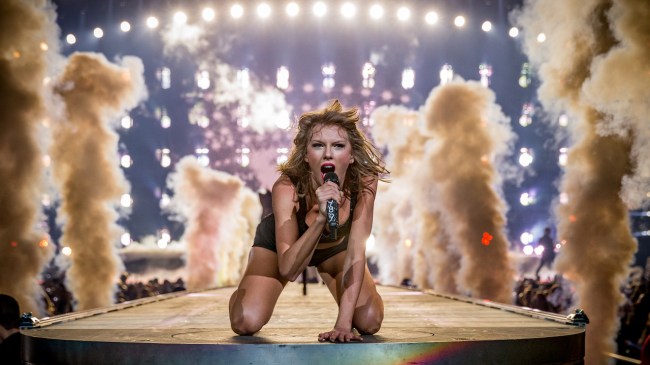 LOS ANGELES, CA - AUGUST 21:  Singer-songwriter Taylor Swift performs onstage during The 1989 World Tour Live In Los Angeles at Staples Center on August 21, 2015 in Los Angeles, California.