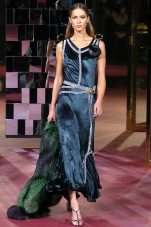 00770h-dolce-gabbana-fall-2004-ready-to-wear-erin-wasson.jpg