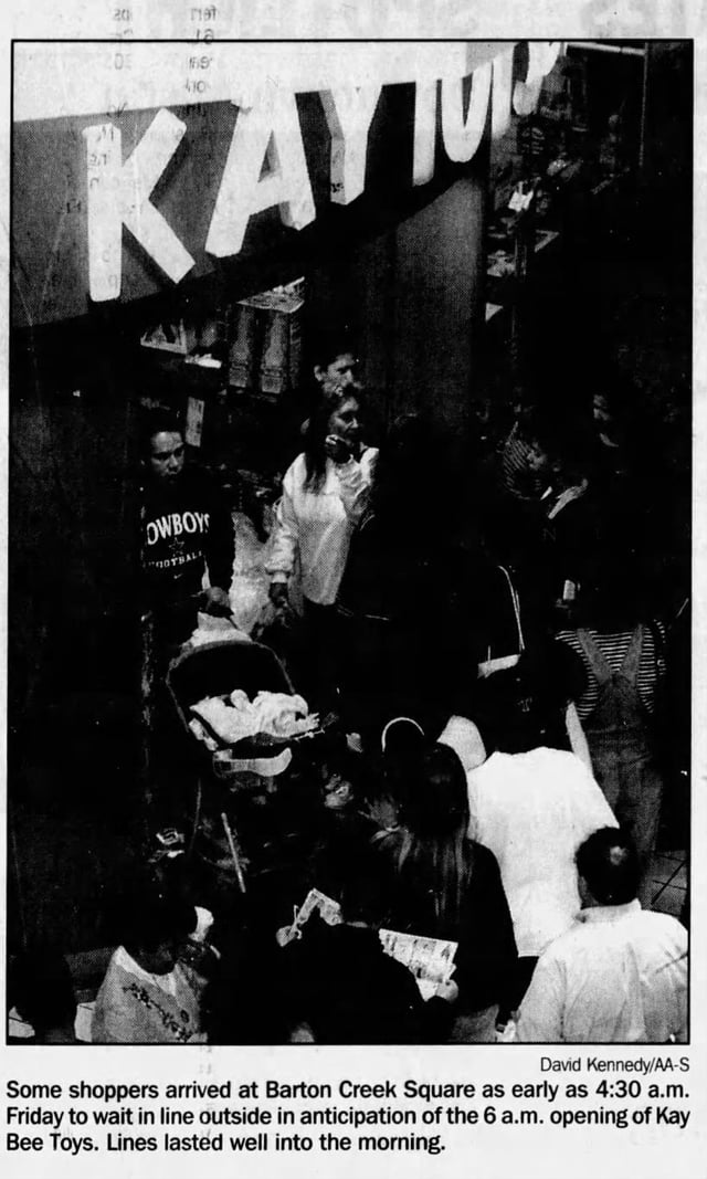 Lines to buy Pokémon at Barton Creek Square Mall - November 26, 1999