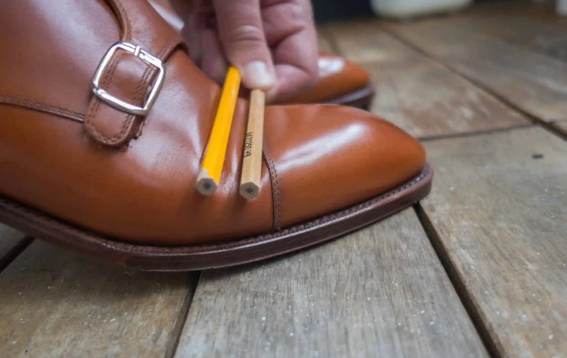 Since the creases that are formed in shoes during the first few steps settle a lot of how it will continue to crease, it can be good to place the creases.