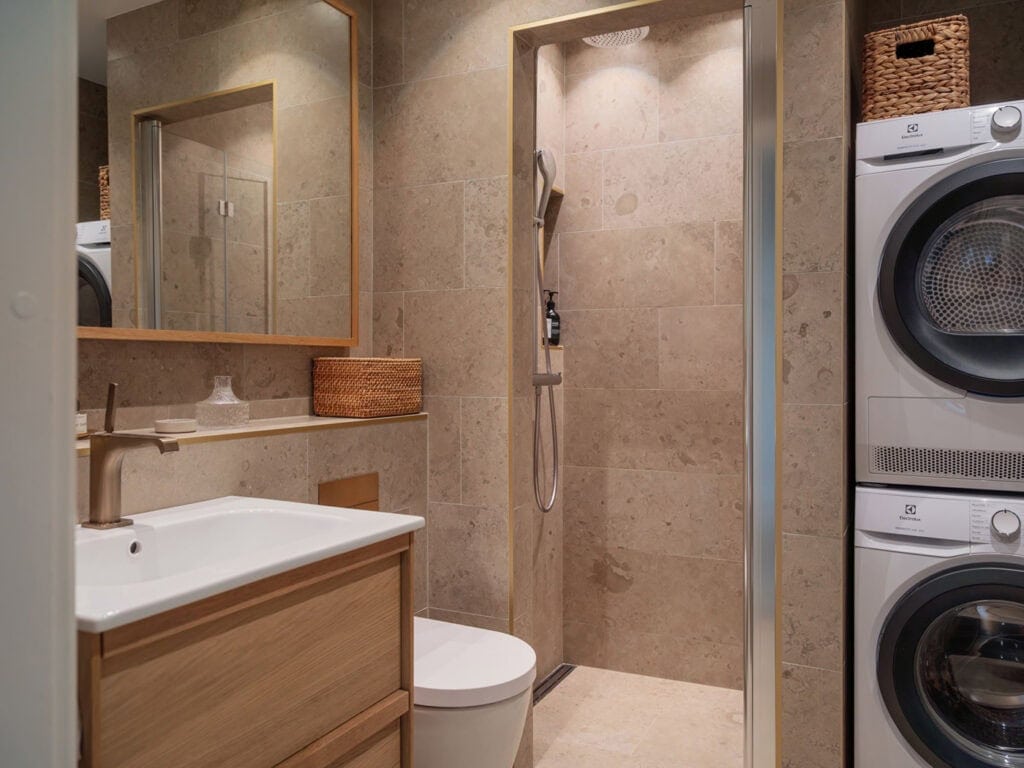 A beige limestone bathroom paired with natural tones in the finishes