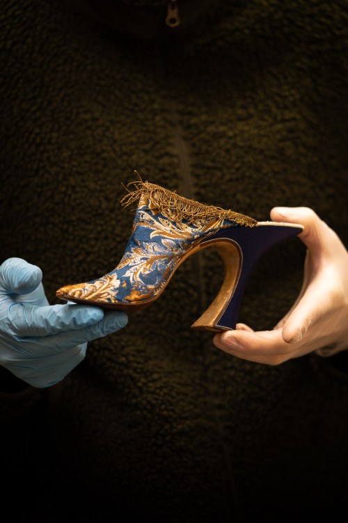 Size is very small, as you've come to understand that many of these exhibition pieces are.