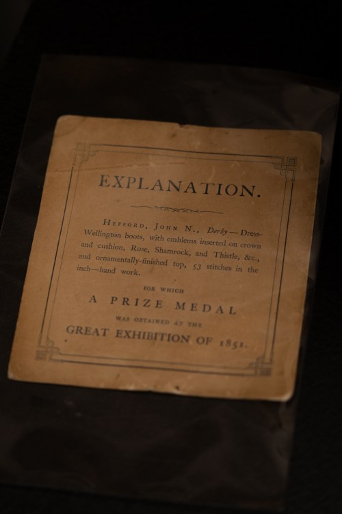 A description note together with the boots.