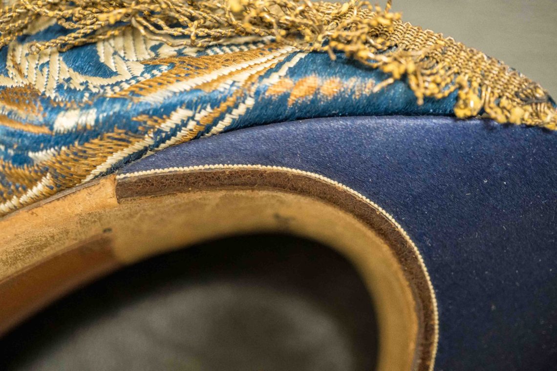 The heel cover is stitched to the breast with these fine stitches.
