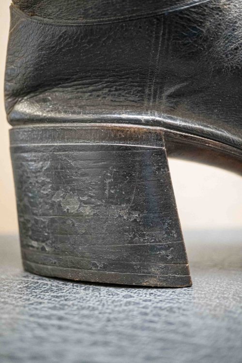 A closer side view of the heel.