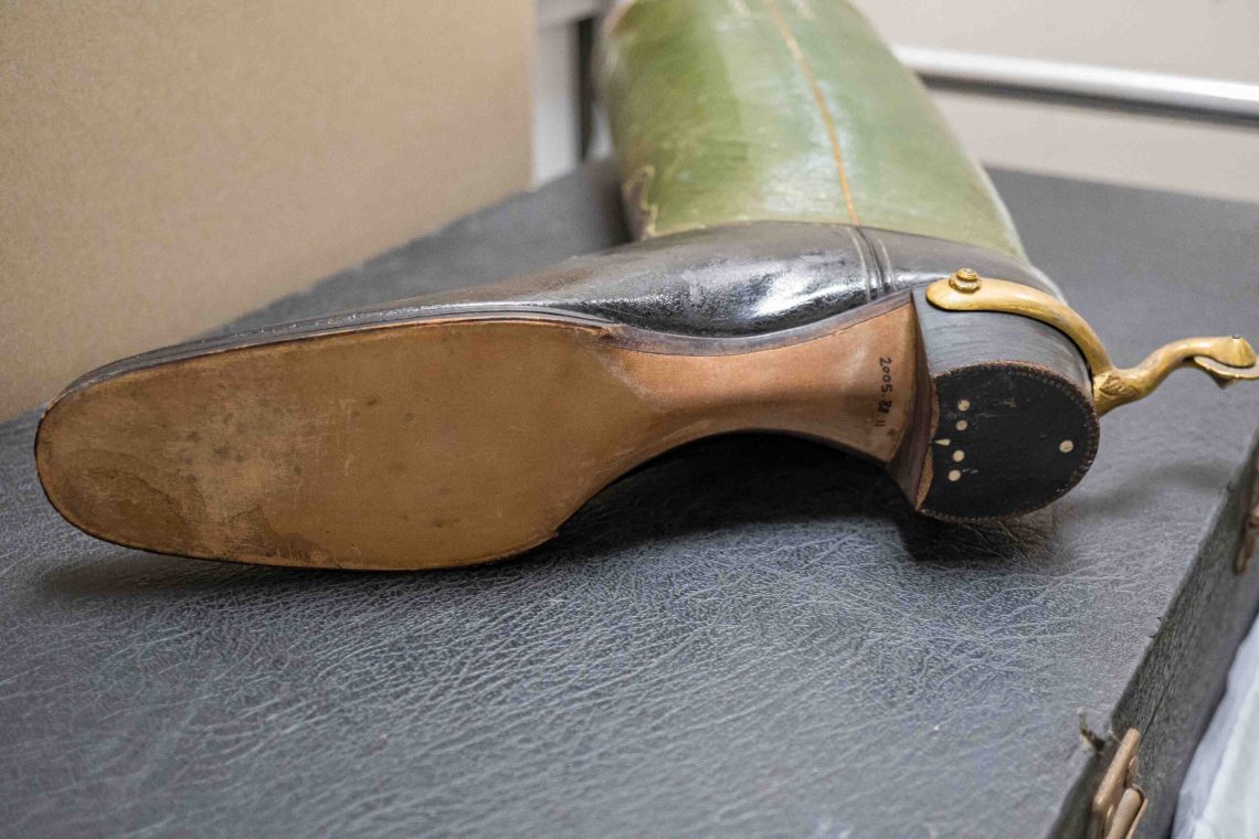 Natural sole finish, rounded waist, pretty small heel.
