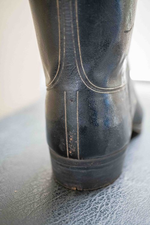 Contrasting upper stitching.