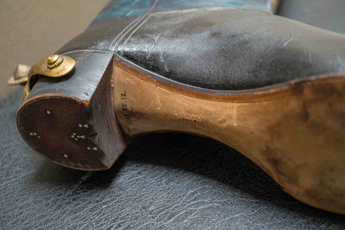 Didn't get that good photo of it, but the heel is decorated with ivory nails.