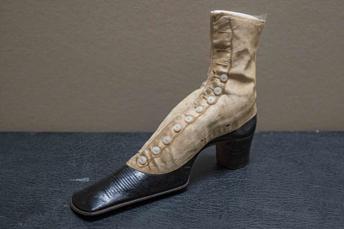 Button boot in a very light coloured leather of the shaft.