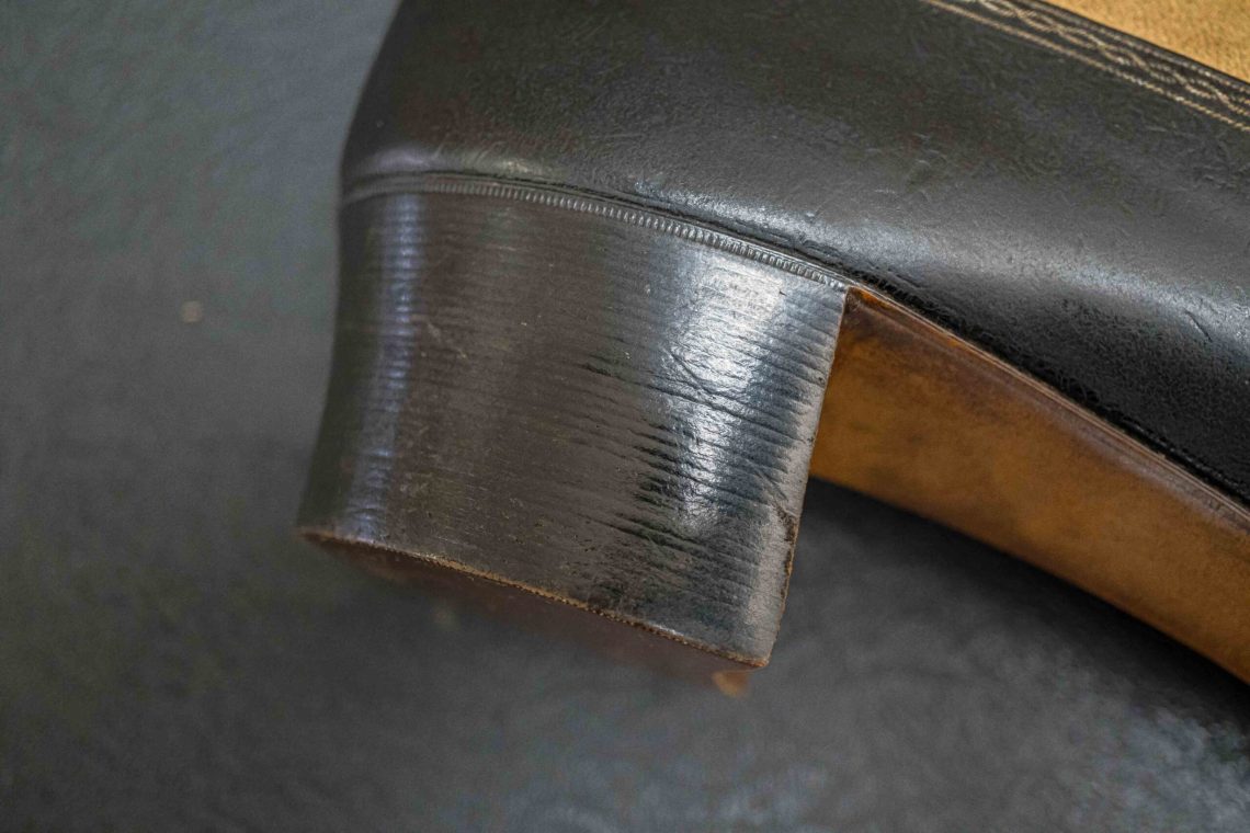 Here we have a heel with very thin lifts. Look at the impressive height of the waist.