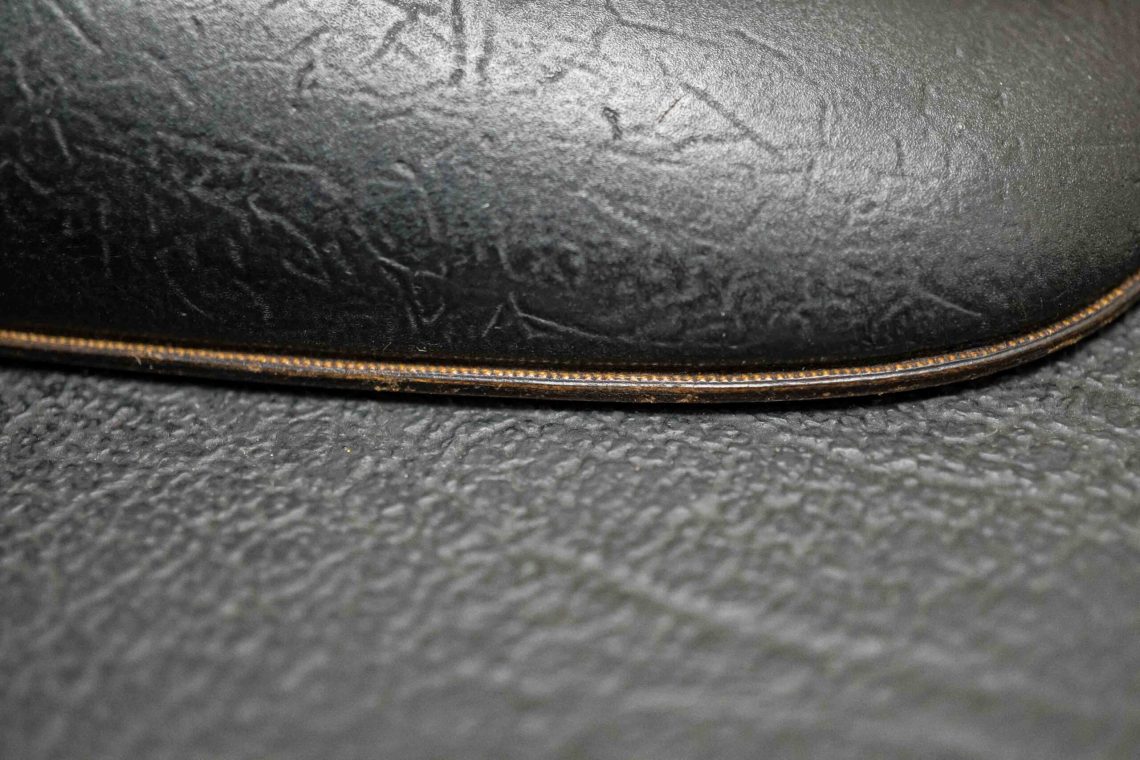 Contrastins sole stitching so one really get to see how clean it's made.